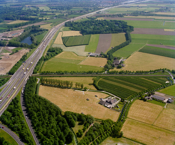 840442 Luchtfoto van de A12 bij Bunnik, met links Plas Vechten en rechts Fort Vechten, vanuit het westen.